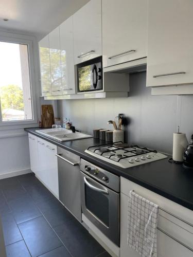 Apartment for 6 with terrace 100 m from the sea in Boulouris