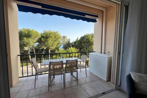 Apartment for 6 with terrace 100 m from the sea in Boulouris