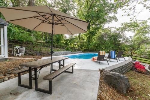 Hilltop retreat - Large pool in Woodlawn