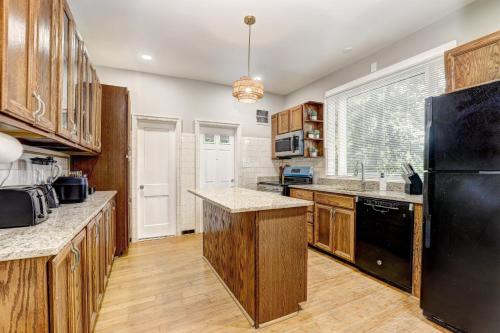 Hilltop retreat - Large pool in Woodlawn
