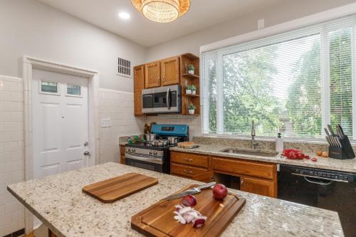 Hilltop retreat - Large pool in Woodlawn