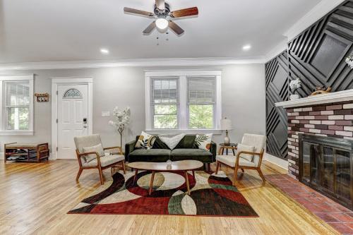 Hilltop retreat - Large pool in Woodlawn