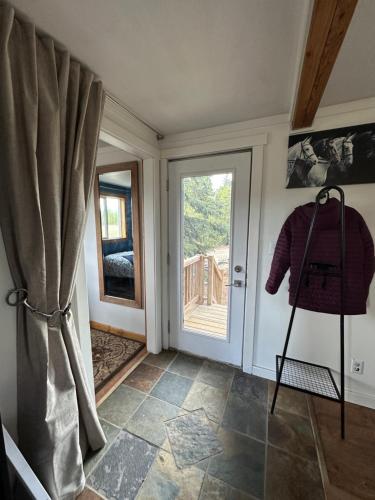 Cabin with Fields of Dreams, Whitehorse (photo 7)