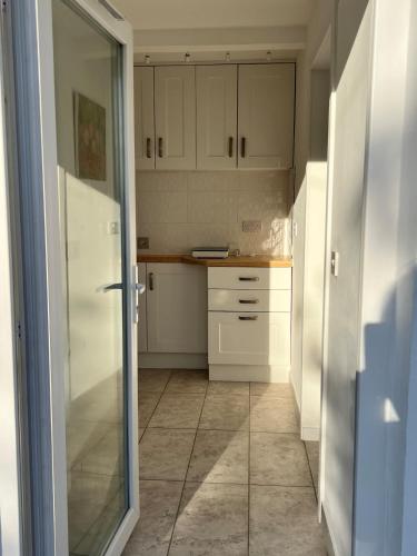 Self-contained ground level cottage with hill view in Corstorphine
