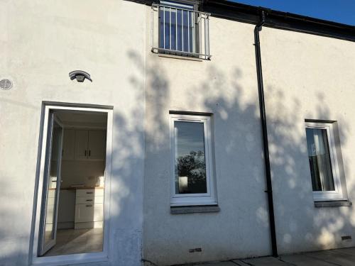 Self-contained ground level cottage with hill view in Corstorphine