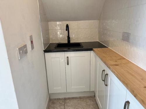 Self-contained ground level cottage with hill view in Corstorphine