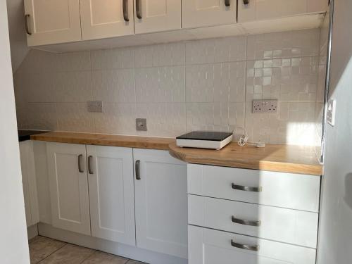 Self-contained ground level cottage with hill view in Corstorphine