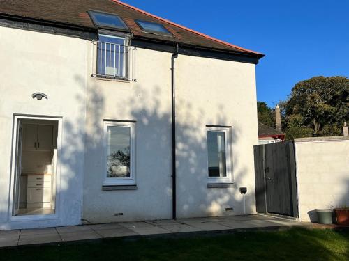 Self-contained ground level cottage with hill view in Corstorphine