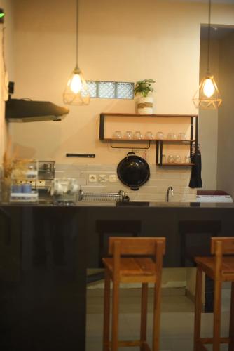 Cozinha, Vila de 72 m2 com 3 quarto(s) e 1 casa(s) de banho(s), na área Sumbermujur (Tafufu villa tumpak sewu) in Sumbermujur