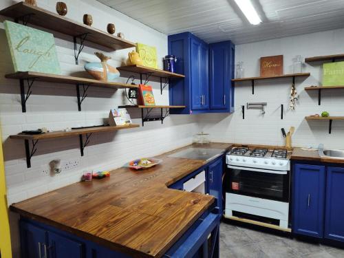 kuhinja, Miss B Apts near Međunarodna zračna luka Argyle 