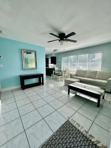 2 min walk to beach & free parking Lauderdale 21-1
