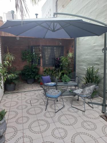 Departamento interno con dos camas individuales