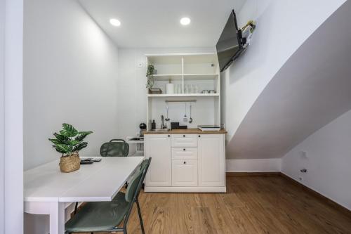 Simple and Quiet Stay Near Retiro- Ideal for Couples