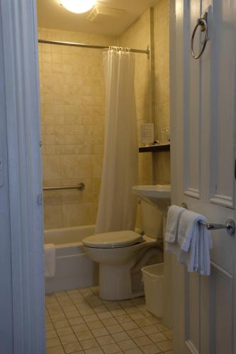 Queen Room room in Au Petit Hôtel