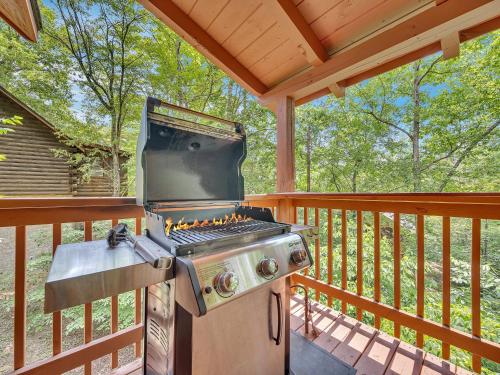 ER76 - Bear Tracks - Great location! Close to all the action! cabin - image 2