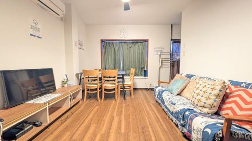 2min walk from the station Convenient for sightseeing in Tokyo Direct access to Shinjuku and Akihabara! Use of the Toei Shinjuku Line, 3-story house for rent