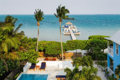 Вид, Weezie's Ocean Front Hotel and Garden Cottages in Кей Колкер