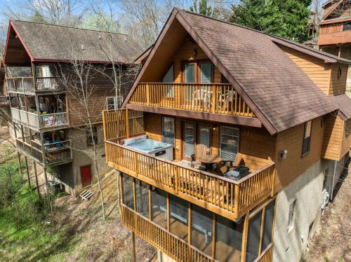 Cabin Stay For 16 Close To Pkwy With Deck & Hot Tub - Sevierville, TN