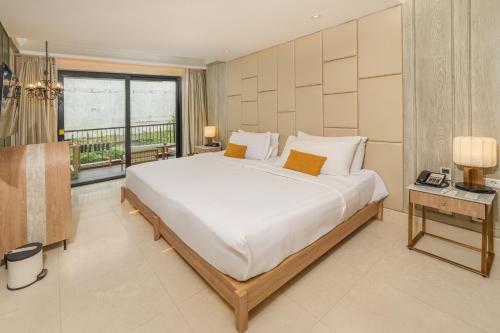 Deluxe Double or Twin Room with Balcony image 8