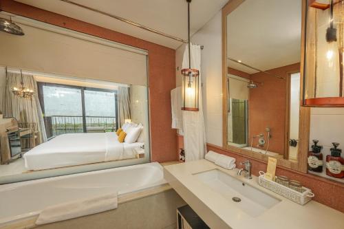Deluxe Double or Twin Room with Balcony image 2