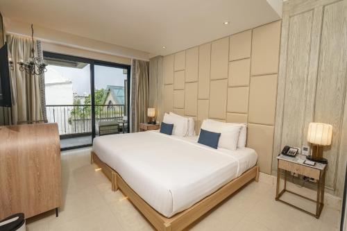 Deluxe Double or Twin Room with Balcony image 10