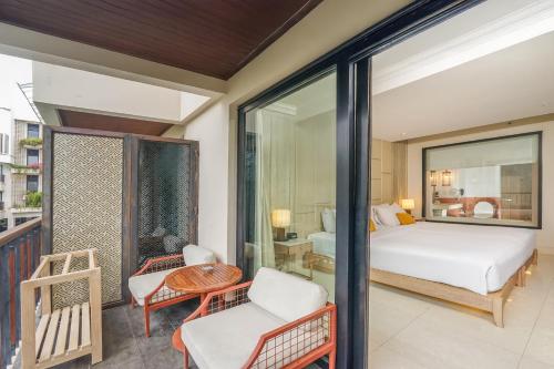 Deluxe Double or Twin Room with Balcony image 9