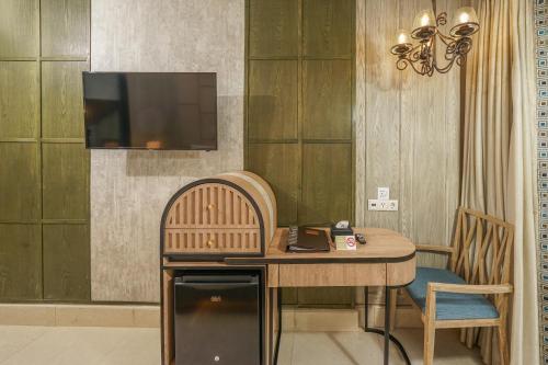 Deluxe Double or Twin Room with Balcony image 3