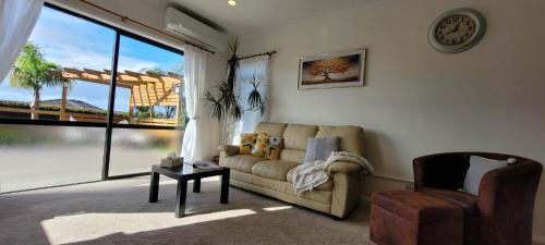 Elevated Family Sized Guest-house with Beautiful Views, Auckland (photo 8)