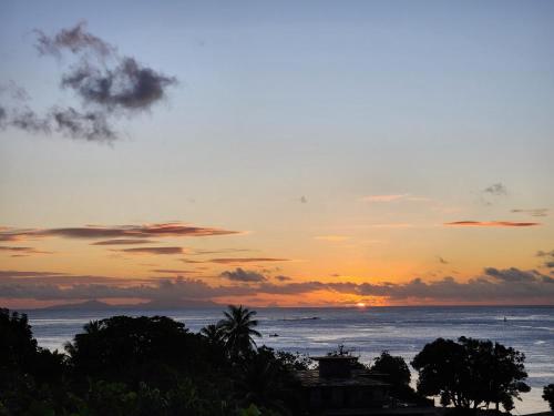 Potter House VILLA PITA vue sur lagon et village de Fare in Isla Huahine