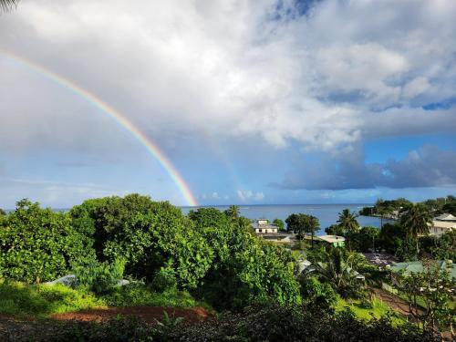Potter House VILLA PITA vue sur lagon et village de Fare in Isla Huahine