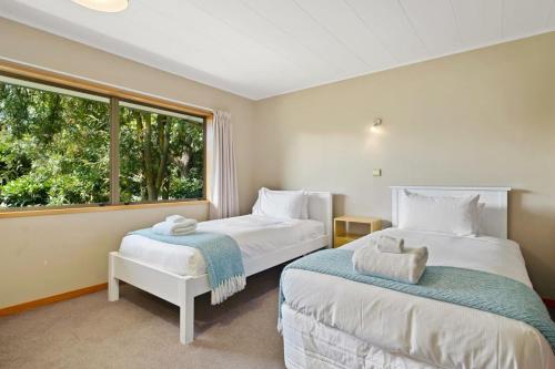 Four-Bedroom House room in Wanaka Lake view with a Games Room that Sleeps 8