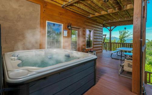 A Cloud 9 - Gorgeous Mountain Views, Outdoor Hot Tub + Game Room with Pool Table & More!