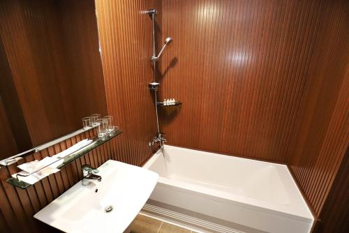 Deluxe Twin Room with Sea View image 4