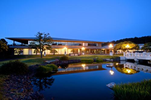 golfbana (i anslutning till hotellet), Maison Glad Jeju in Jeju