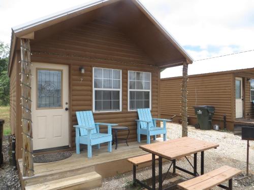All Tucked Inn Cabins in Stockdale (TX)