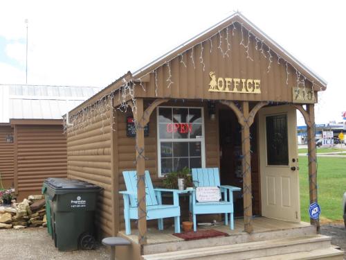 All Tucked Inn Cabins in Stockdale (TX)