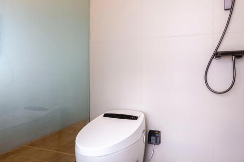 Deluxe Double Room with Side Sea View image 2