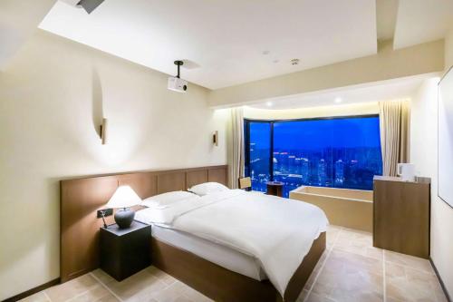 Deluxe Double Room with Side Sea View image 7