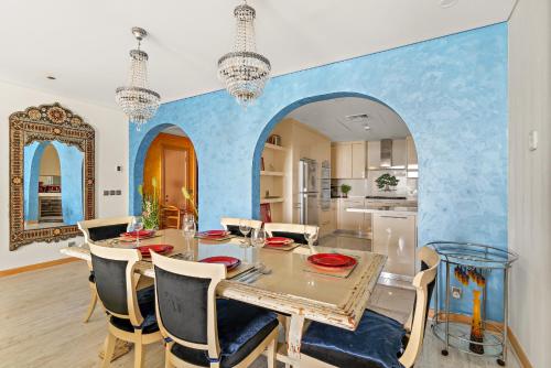 VayK - Stunning 2BR with Sea View & Beach Access - image 2