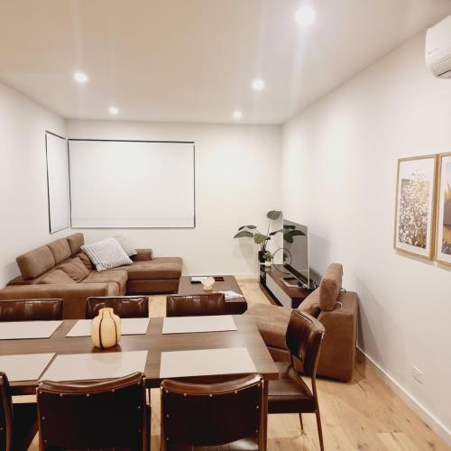Cosy and comfortable family home across the lake photo 2