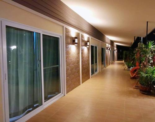 Lert Sri Hotel in Suphan Buri