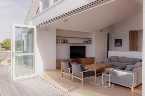 Beachfront Estate with Tennis Court in Lauderdale