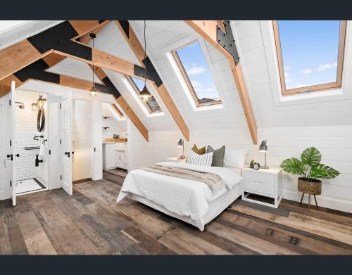 A Majestic Victorian Private Rear Access Quarters - Melbourne