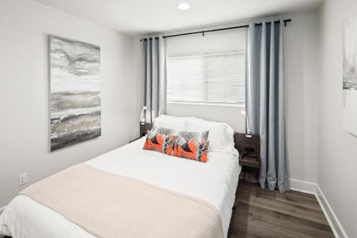 Pet Friendly Lrg 1BD Dog Beach Waves and Sunshine in San Diego, USA