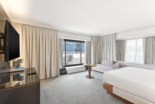 The Capital Hilton Room Type - ROOM, KING BED, CITY VIEW, BALCONY, TERRACE