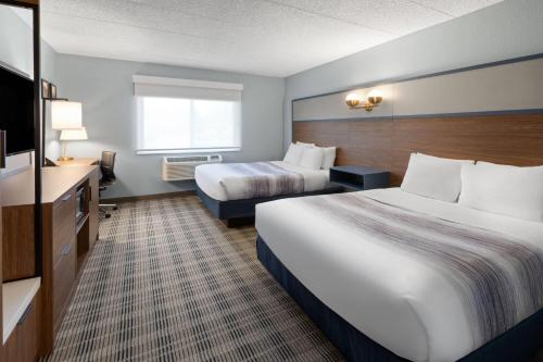 Connecting Room with Two Queen Beds - Non-Smoking