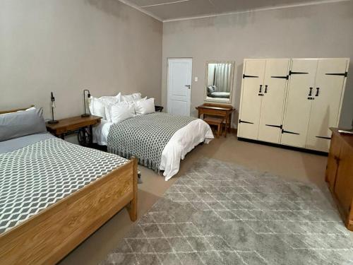 1 queen bed, 1 double bed