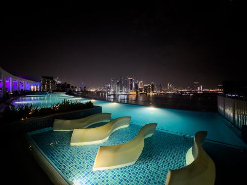 Palm Jumeirah Beachfront apartment with rooftop Infinity pool and Atlantis view, Dubaj (zdjęcie 8)