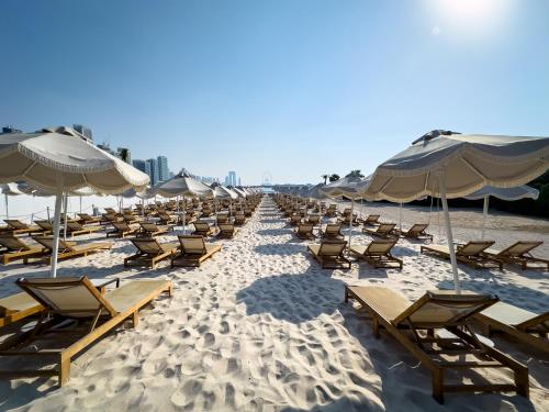 Palm Jumeirah Beachfront apartment with rooftop Infinity pool and Atlantis view, Dubaj (zdjęcie 3)