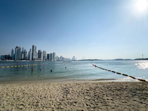 Palm Jumeirah Beachfront apartment with rooftop Infinity pool and Atlantis view, Dubaj (zdjęcie 9)